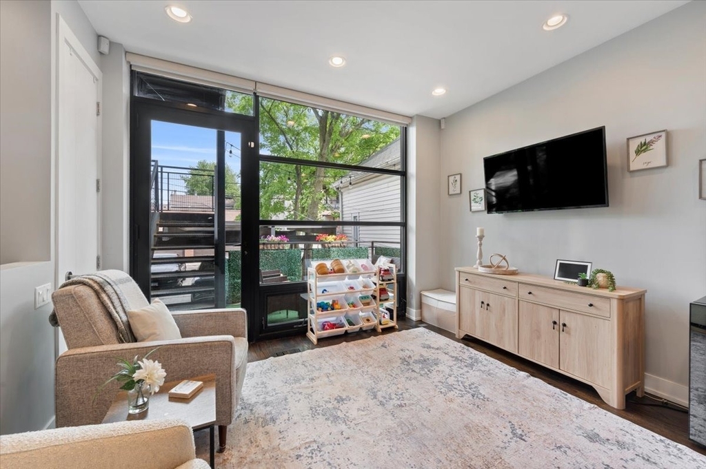 1349 N Leavitt Street - Photo 3