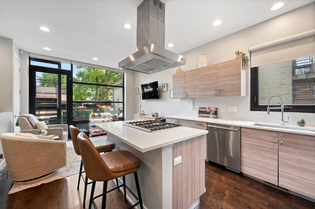 1349 N Leavitt Street - Photo 8
