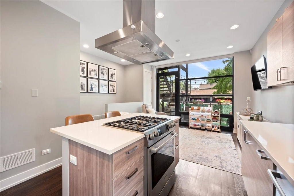 1349 N Leavitt Street - Photo 9