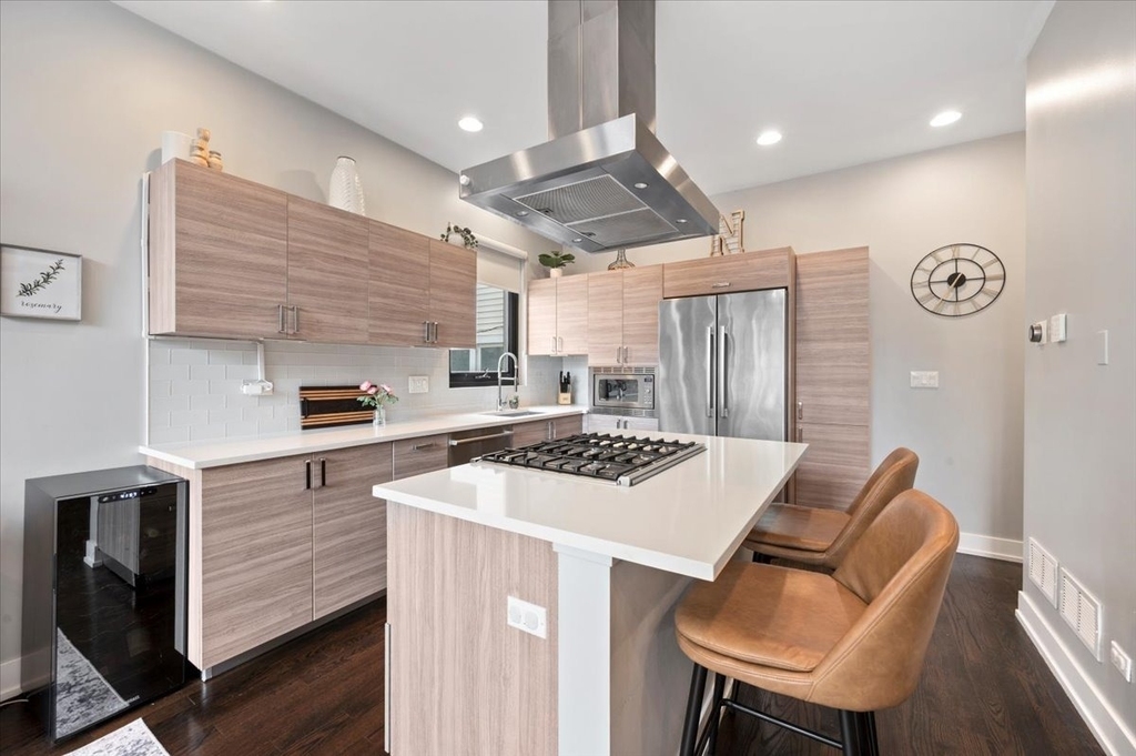 1349 N Leavitt Street - Photo 6