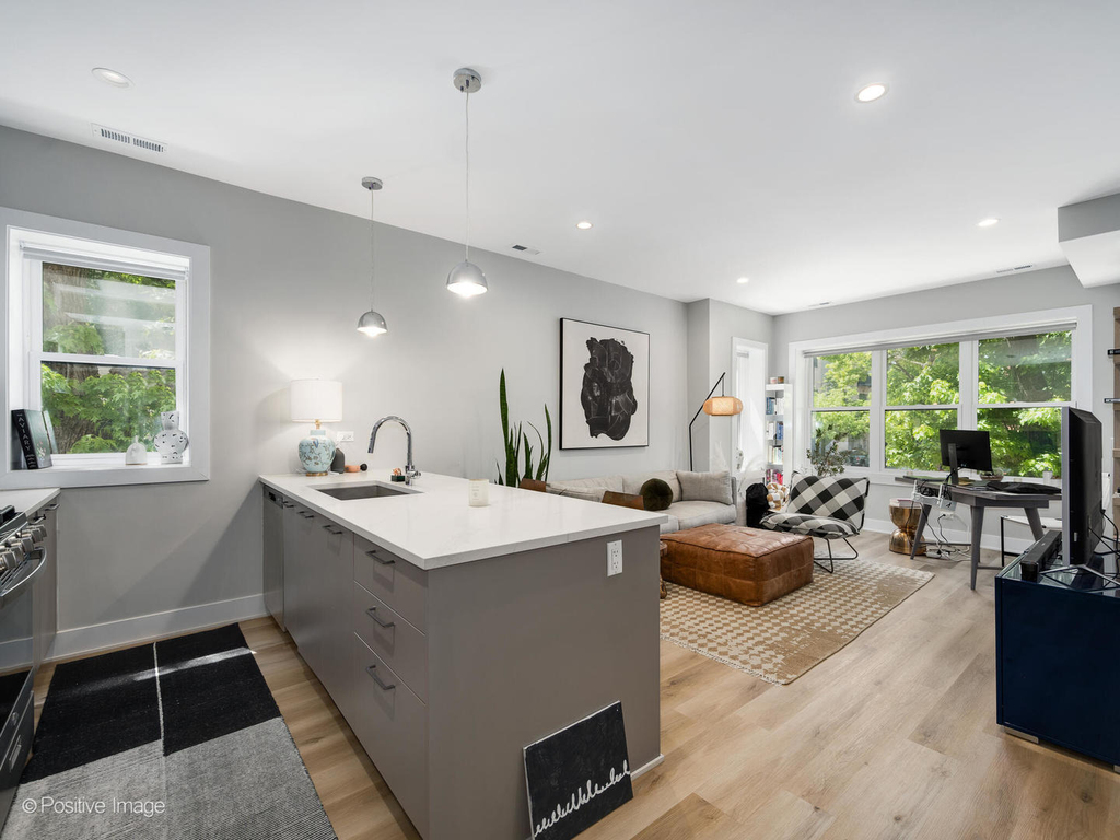 833 N Hoyne Avenue - Photo 1
