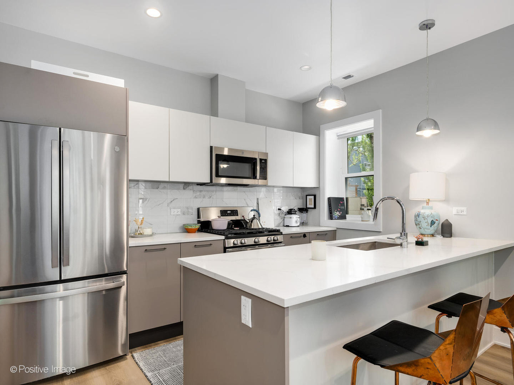 833 N Hoyne Avenue - Photo 2