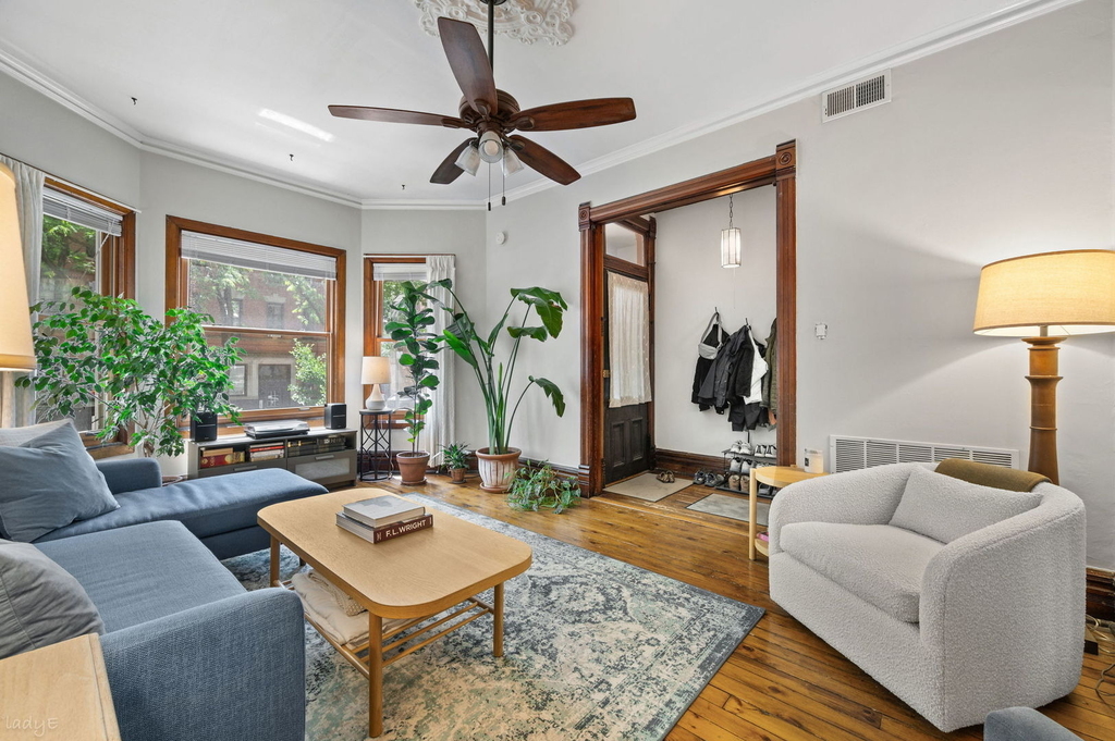 1040 W Barry Avenue - Photo 3