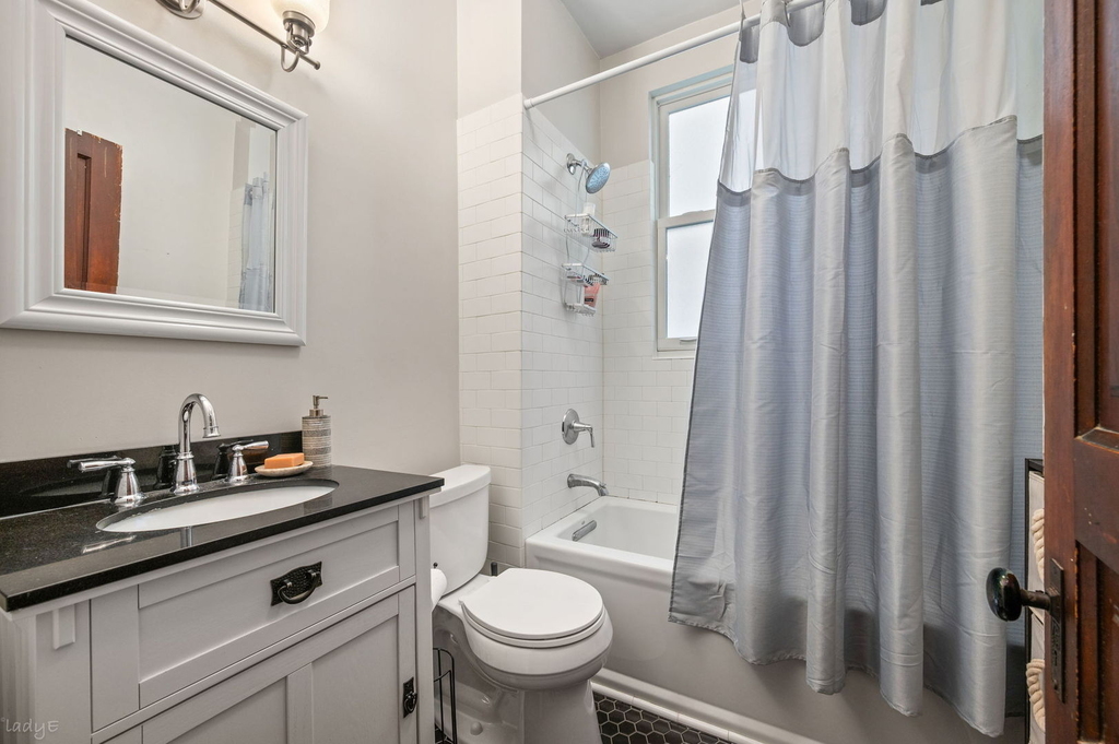 1040 W Barry Avenue - Photo 10