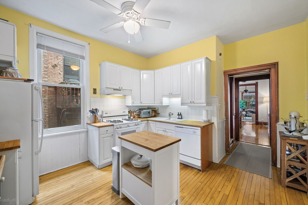 1040 W Barry Avenue - Photo 7