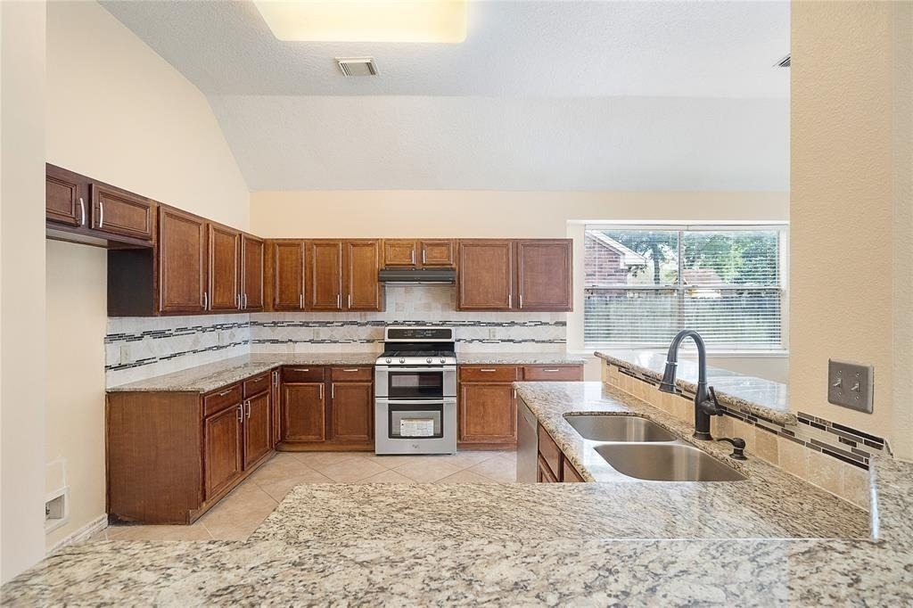 18423 Cobblestone Drive - Photo 4