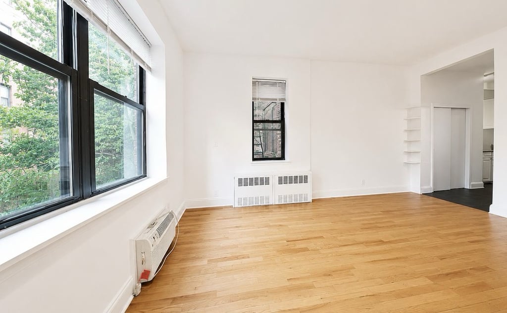 East 10th Street - Photo 1