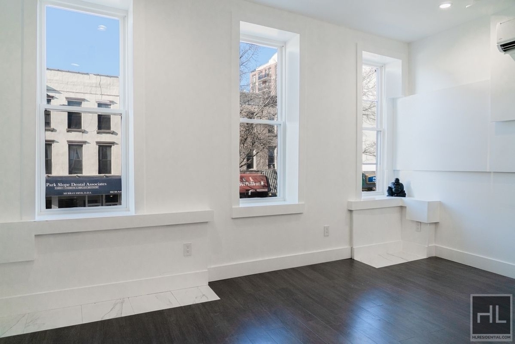 5 Avenue - Photo 2
