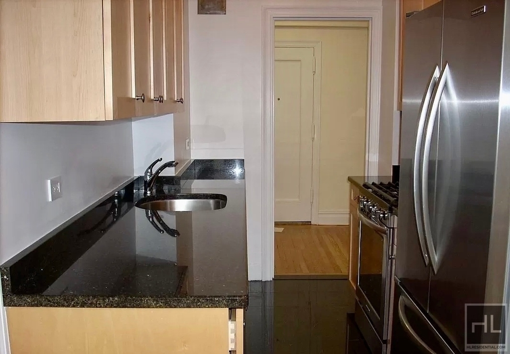 East 68 Street - Photo 2