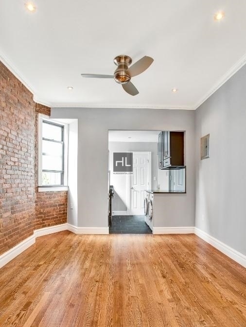 Tenth Avenue - Photo 1