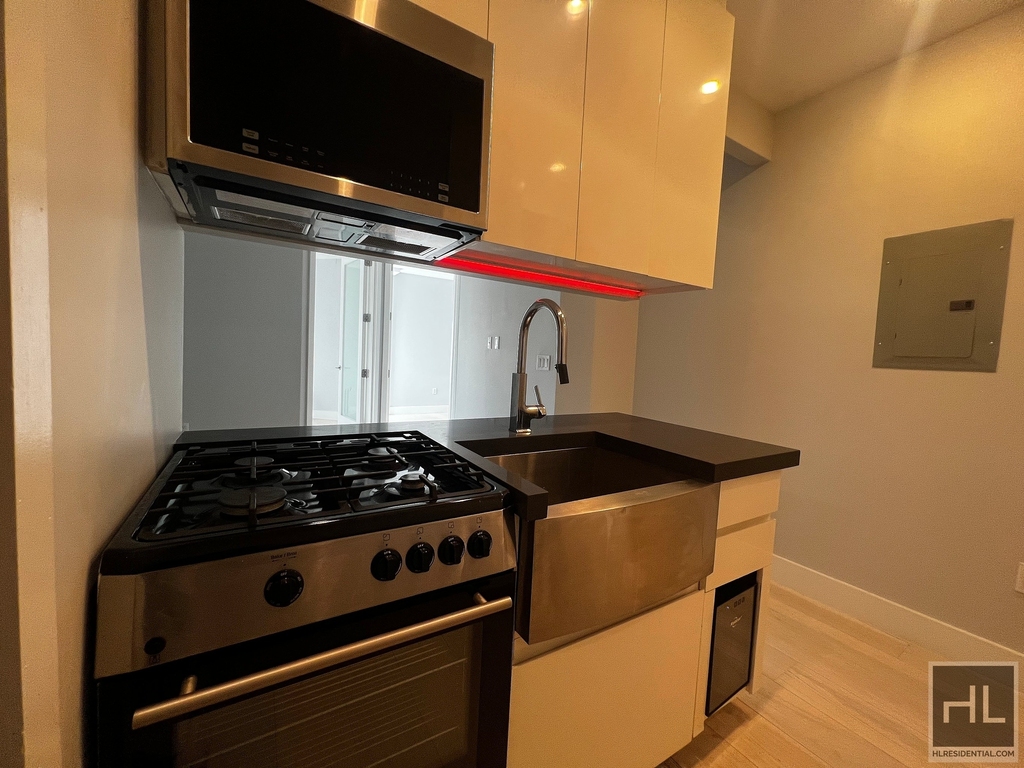 Stanton Street - Photo 1