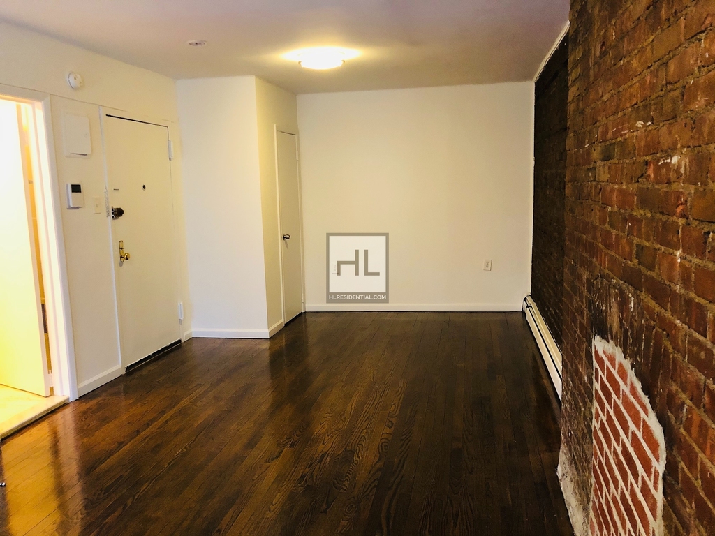 Third Avenue - Photo 2