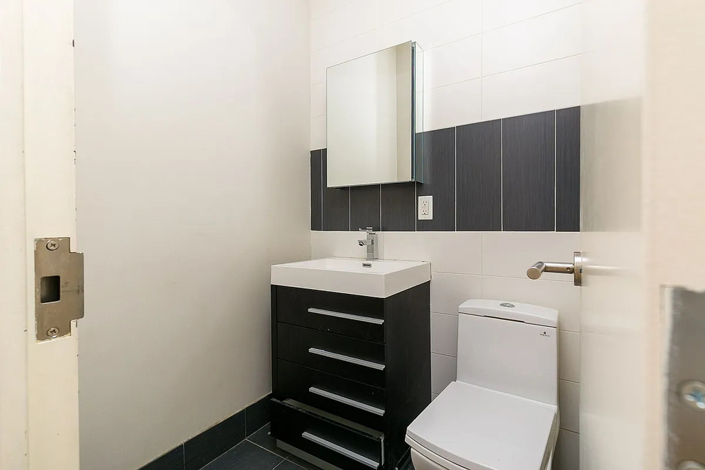544 Throop Avenue - Photo 8