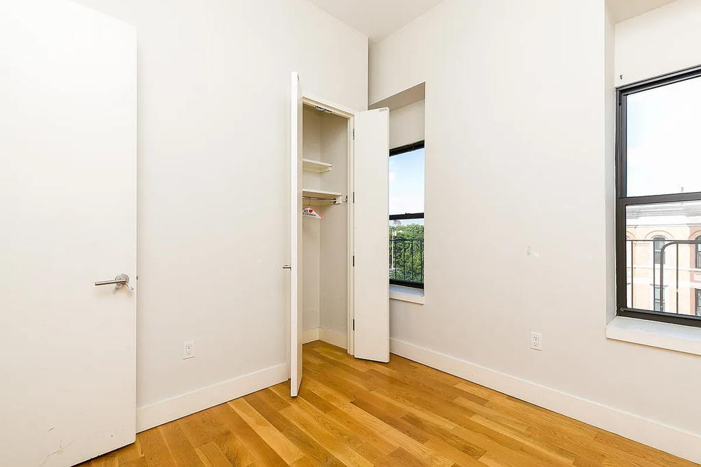 544 Throop Avenue - Photo 5