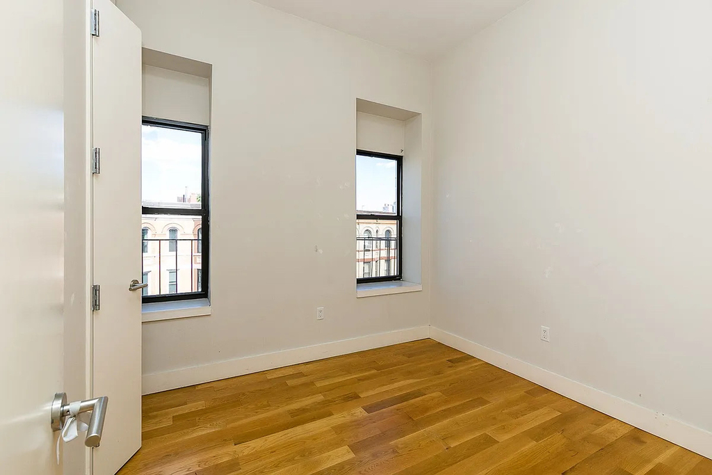544 Throop Avenue - Photo 4