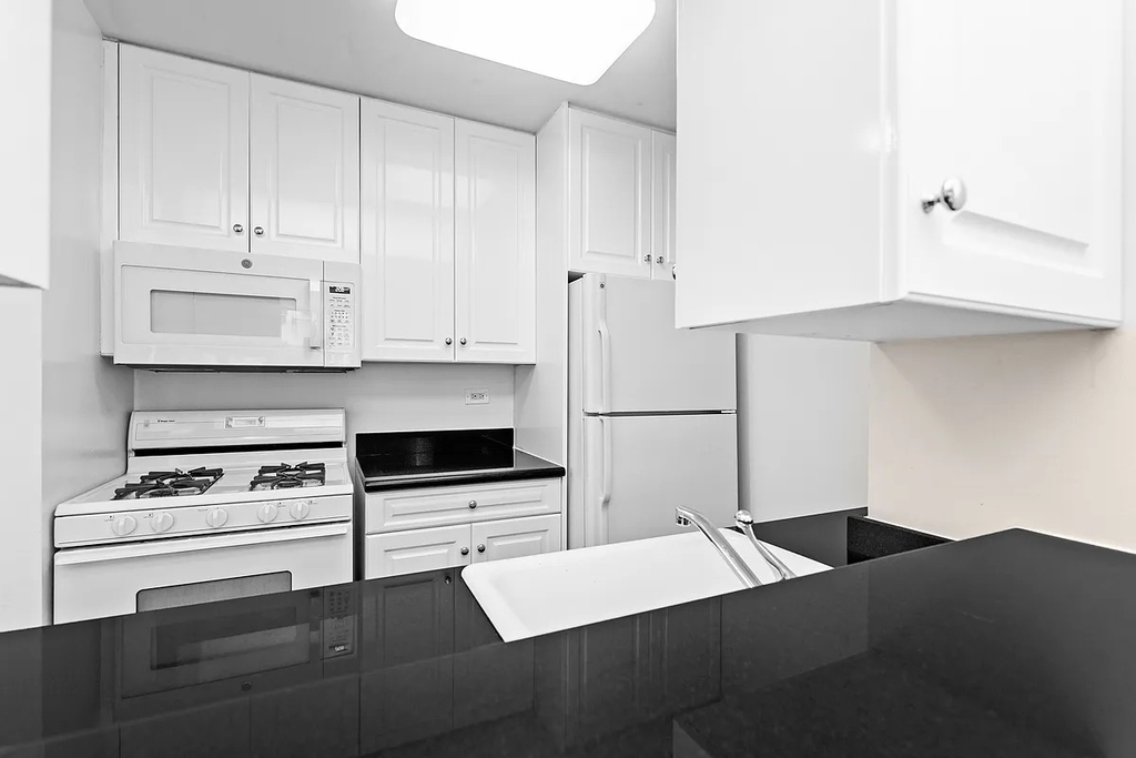 400 East 71st Street - Photo 2