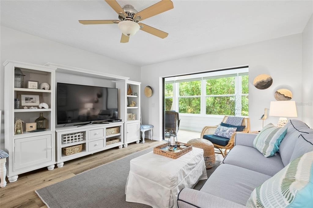 440 Palm Tree Drive - Photo 10