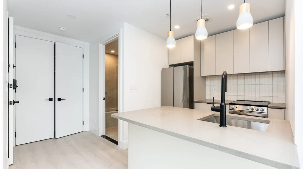 344 Lorimer Street - Photo 3