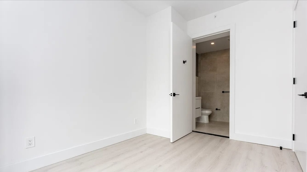 344 Lorimer Street - Photo 2