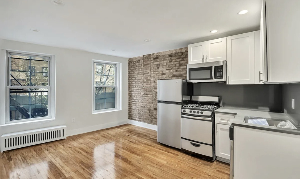 98 Christopher Street - Photo 0