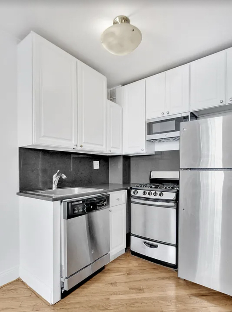 876 Lexington Avenue - Photo 2