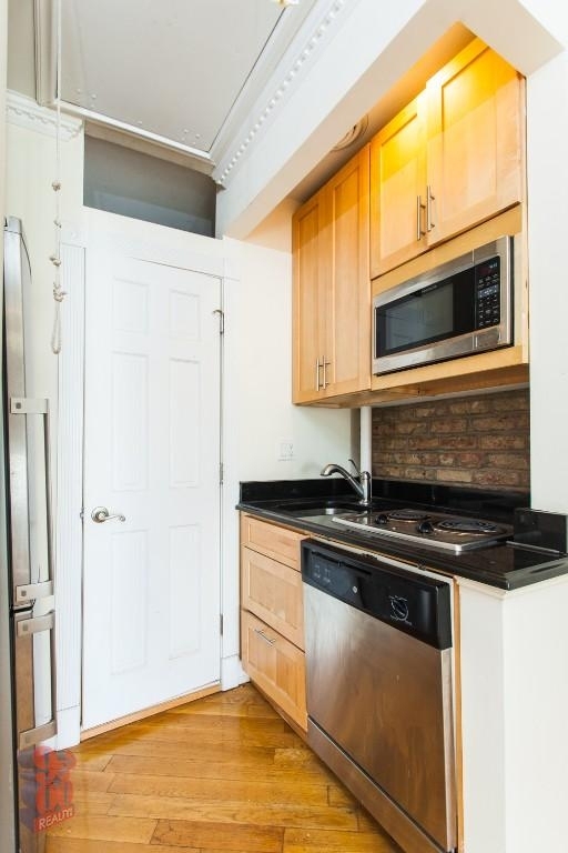 279 East 10th Street - Photo 2