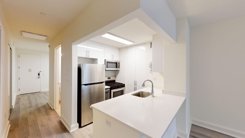 10 Hanover Square - Photo 1