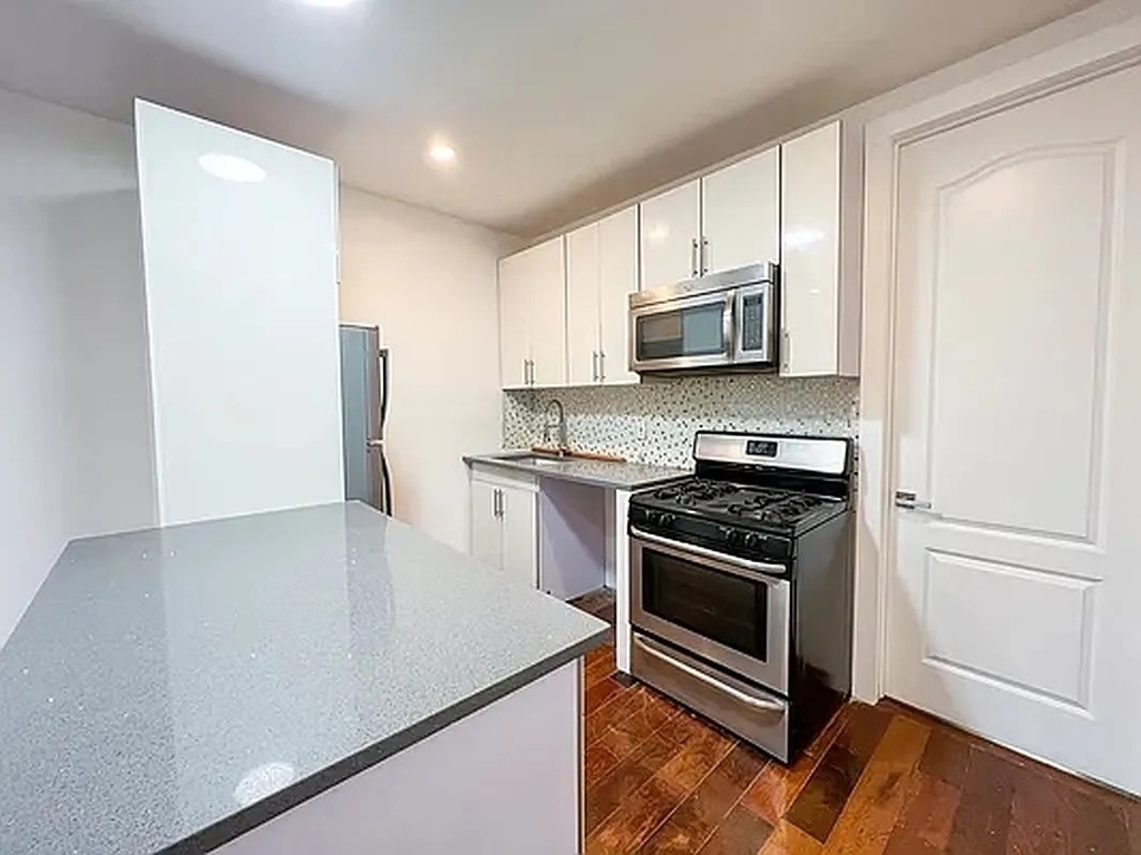 733 Lexington Avenue - Photo 2