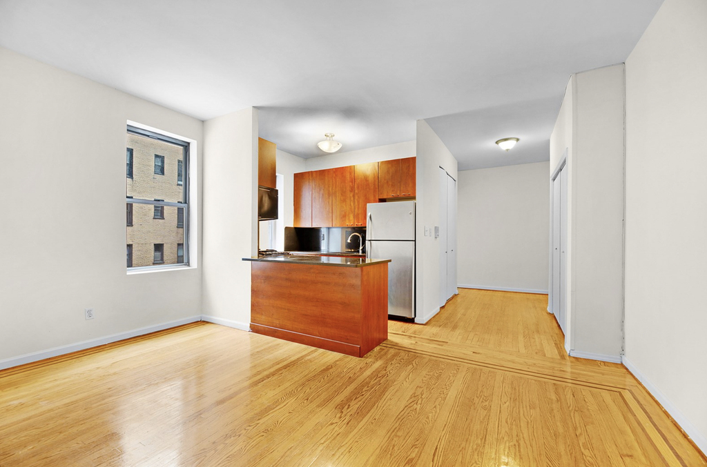  East 31st Street - Photo 1