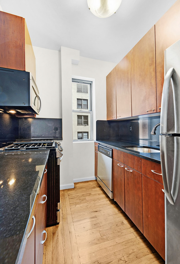  East 31st Street - Photo 2