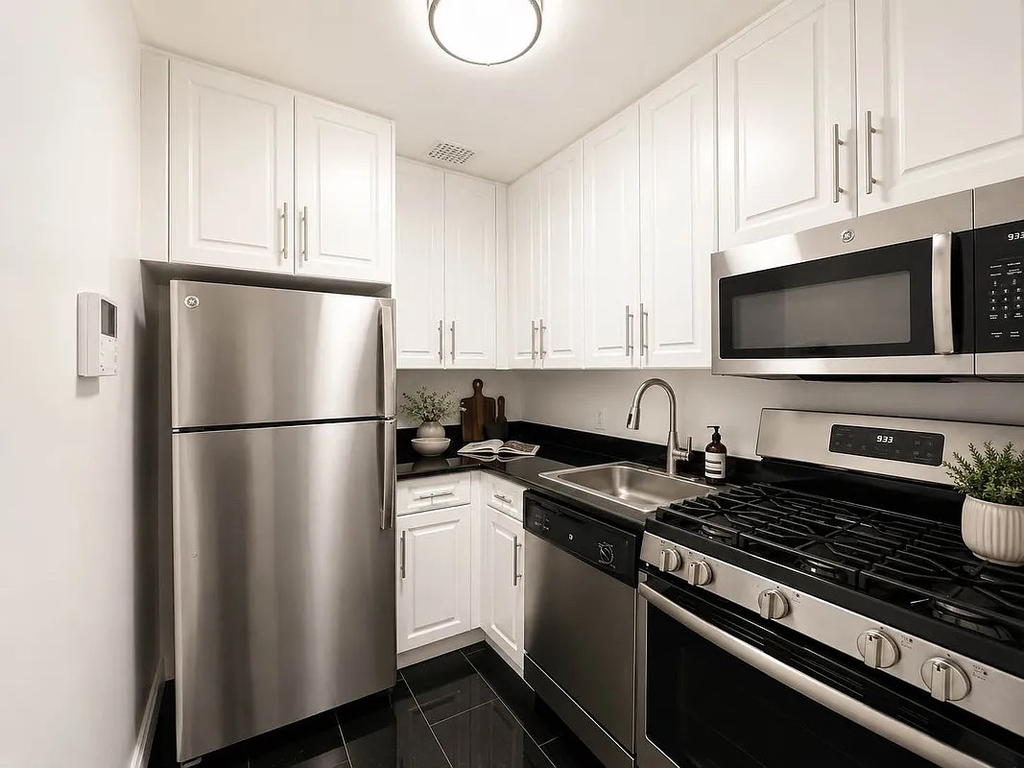 151 West 16th Street - Photo 1