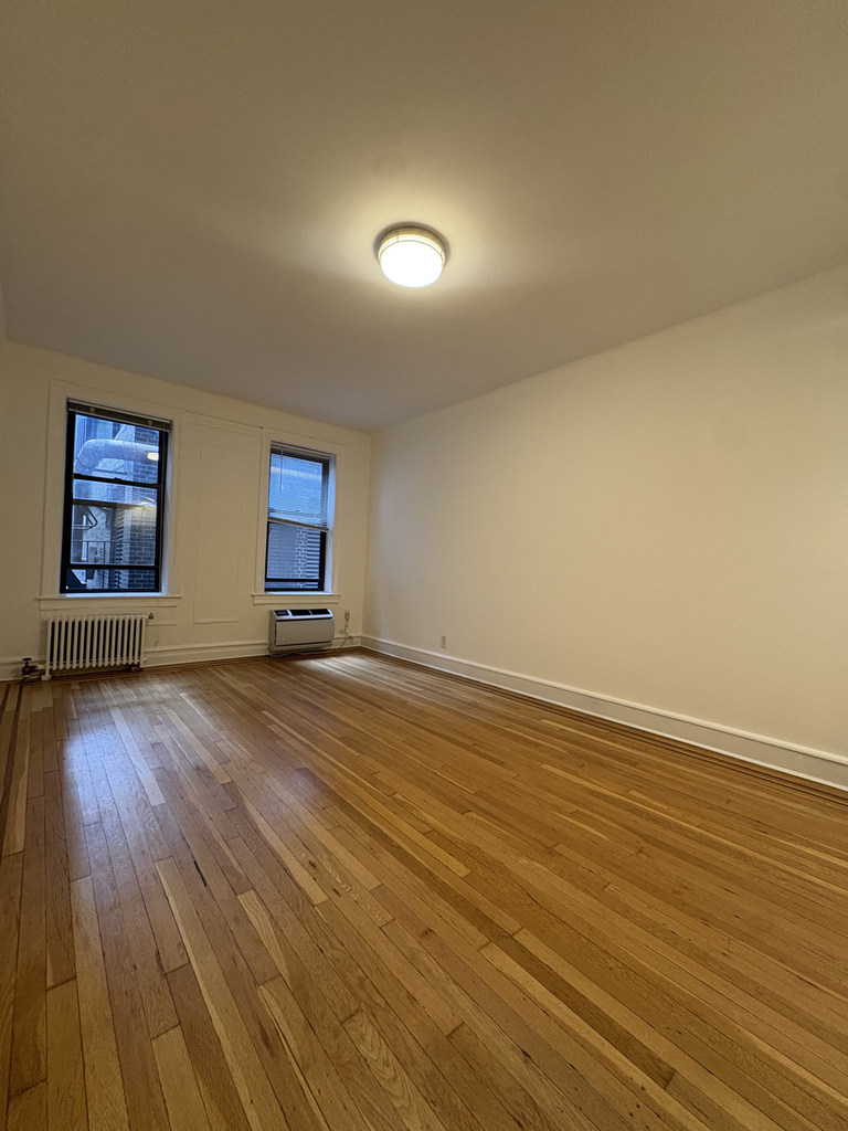 East 51st Street - Photo 0