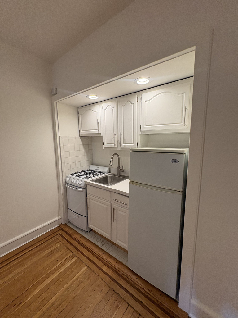 East 51st Street - Photo 2