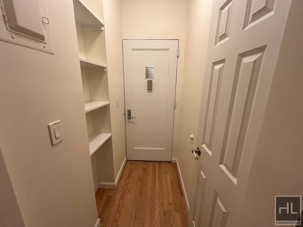 West 12 Street - Photo 4