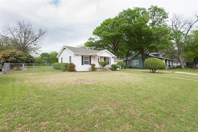 815 E 16th Street - Photo 1