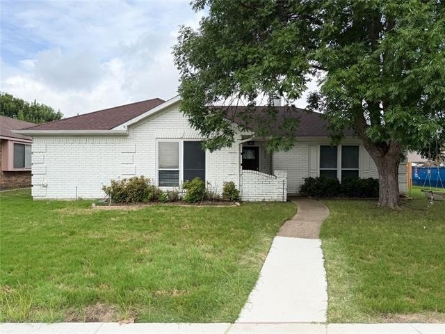 351 Parkwood Lane - Photo 0