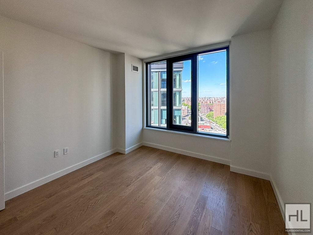 Third Avenue - Photo 2