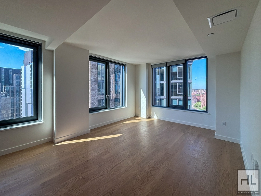 Third Avenue - Photo 1