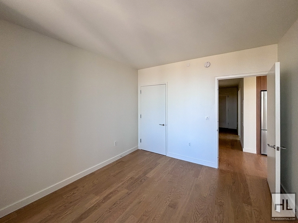 Third Avenue - Photo 3