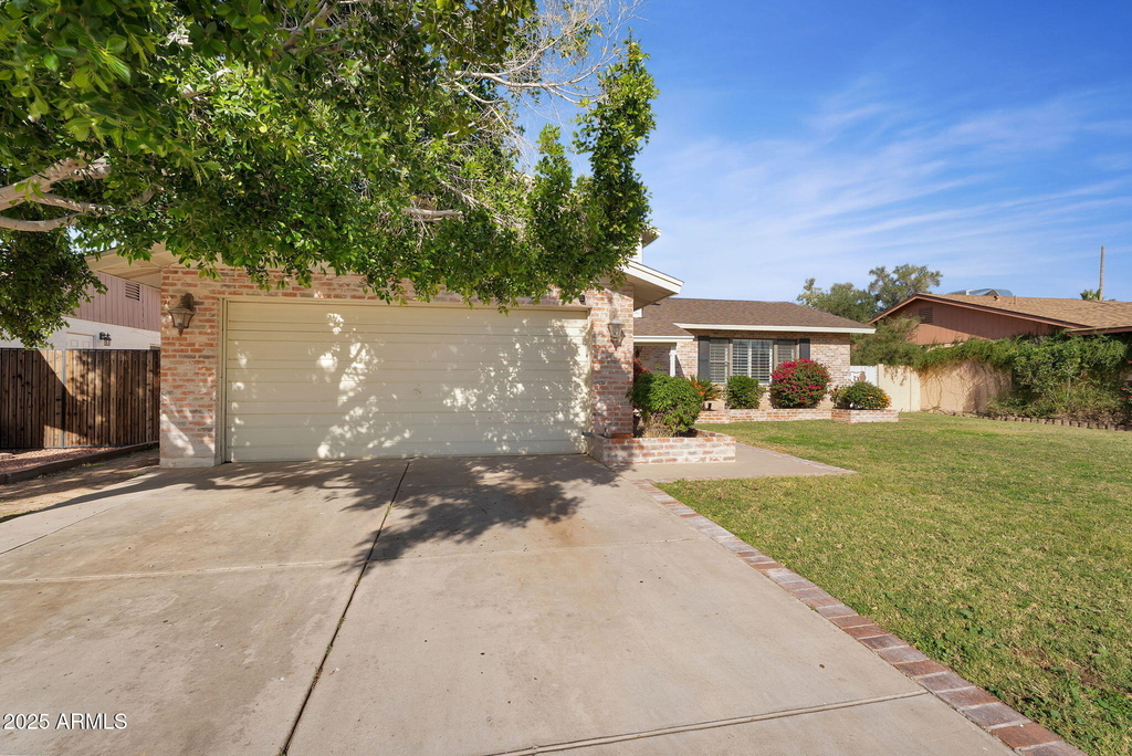 2542 W Nopal Avenue - Photo 2
