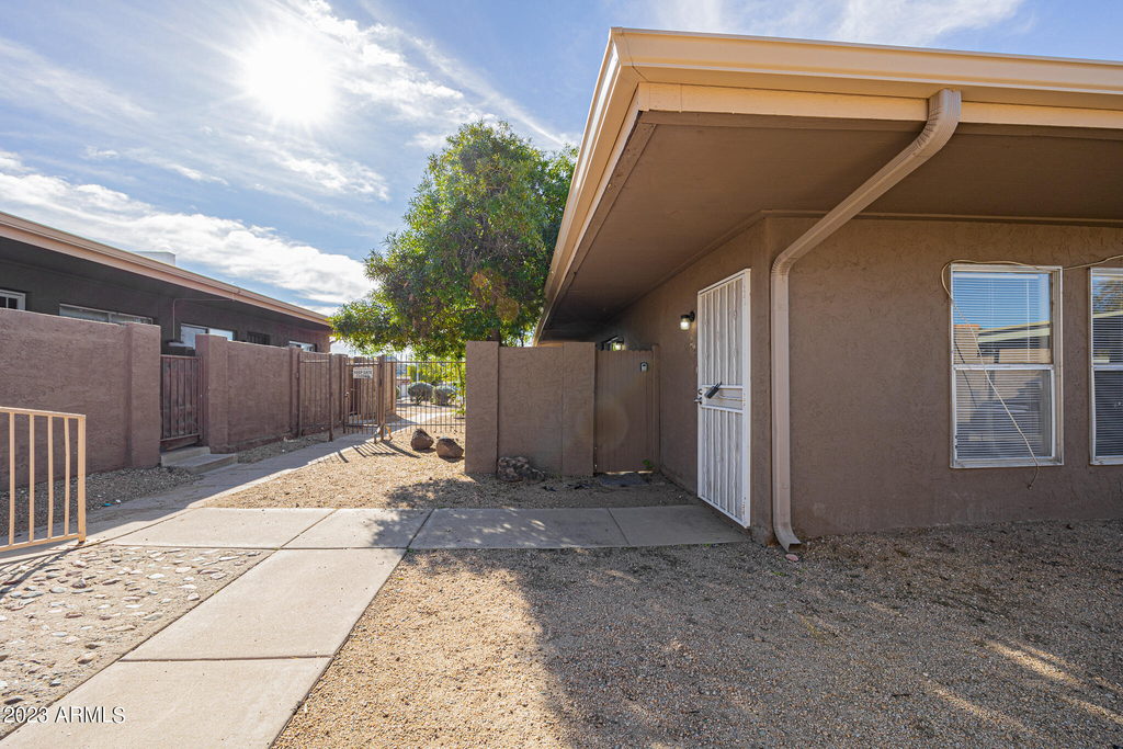 925 W Peoria Avenue - Photo 1