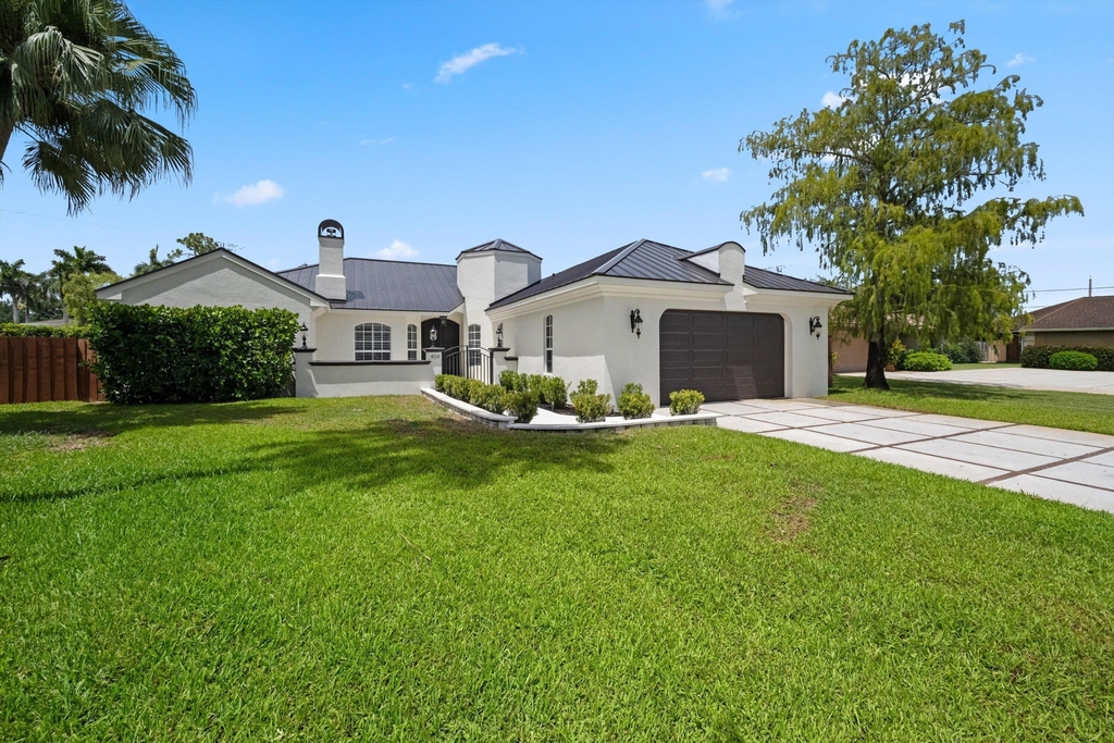 404 Indigo Avenue - Photo 1
