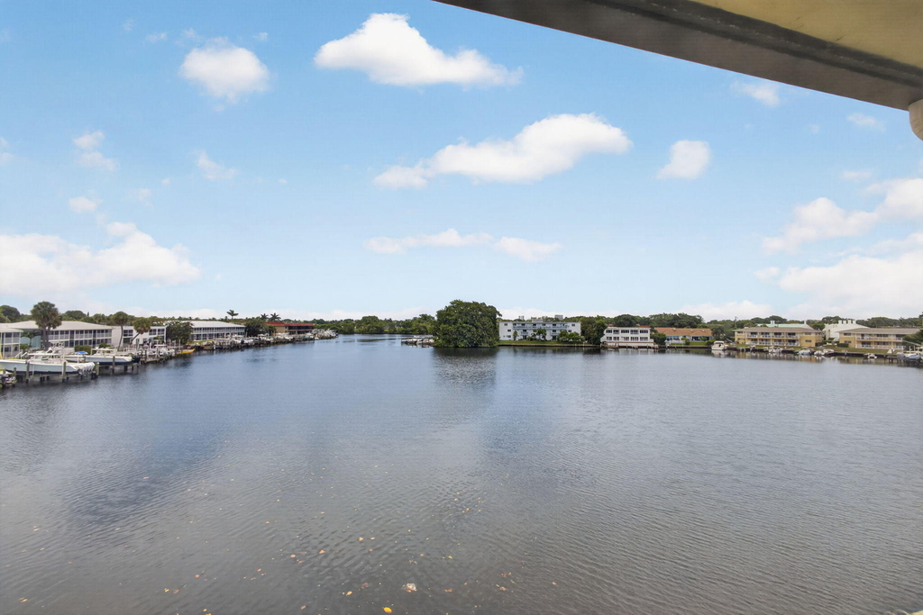 313 Lake Circle - Photo 2