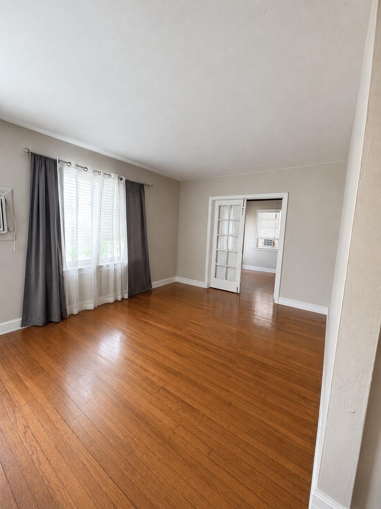 317 Ne 13th Avenue - Photo 1