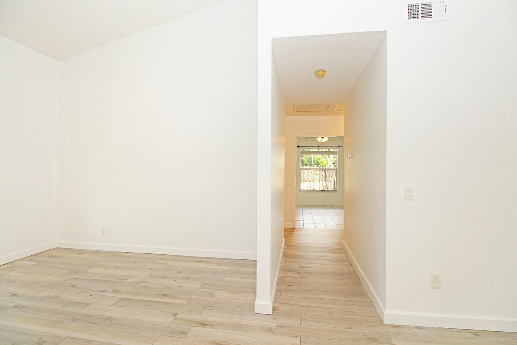 896 Rose Court - Photo 30