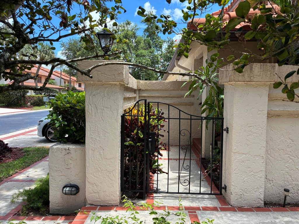 7895 La Mirada Drive - Photo 2