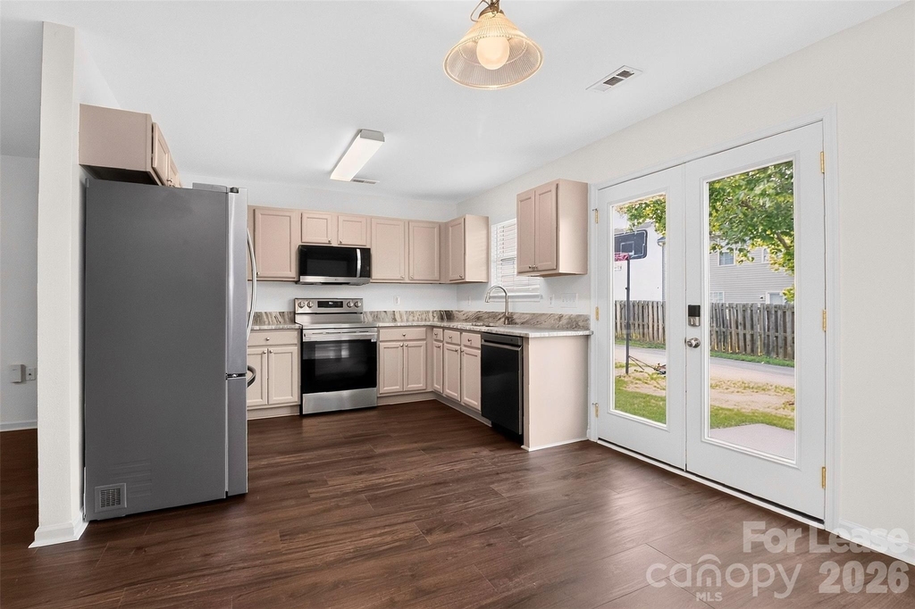 3928 Glory Street - Photo 0
