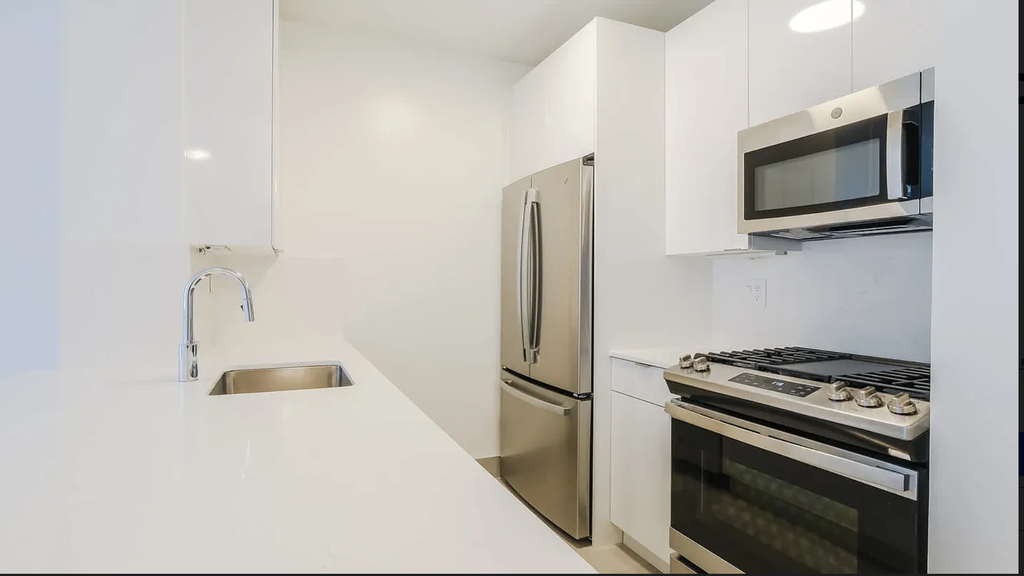  East 6th Street - Photo 9