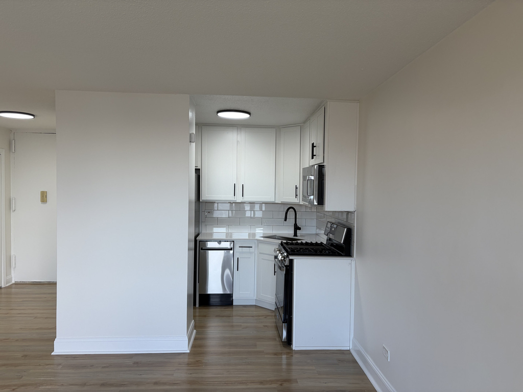 Broadway, Unit E7h - Photo 1