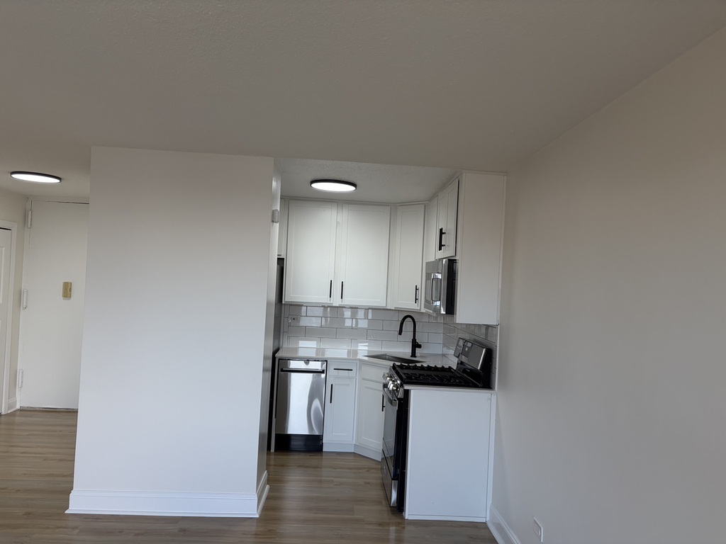 Broadway, Unit E7h - Photo 0